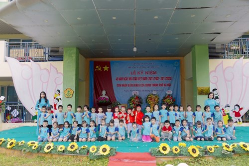 Cô và trẻ lớp MGL A2 hân hoan chào mừng ngày Nhà giáo Việt Nam 20/11