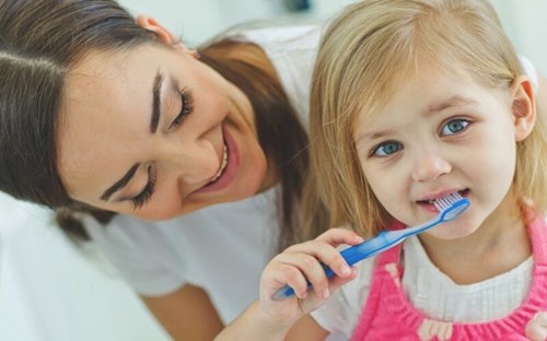 Hướng dẫn các bước đánh răng cho trẻ mầm non đúng cách