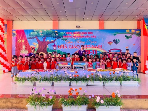 Lớp MGL A1 tưng bừng chào đón  Ngày nhà giáo Việt Nam 20-11