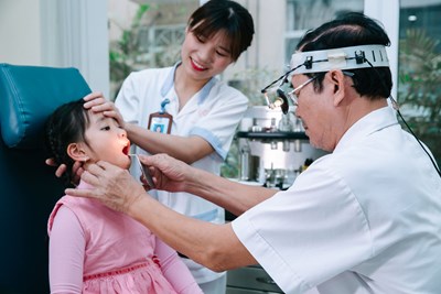 Trẻ bị ho sổ mũi kéo dài: Nguyên nhân do đâu, chữa trị thế nào?