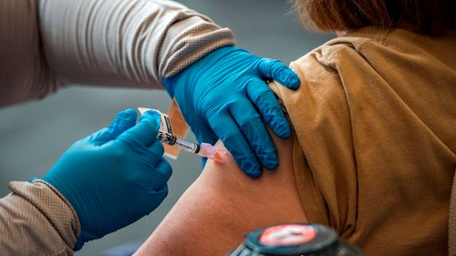 Bao lâu sau tiêm vaccine, cơ thể đáp ứng miễn dịch với COVID-19?