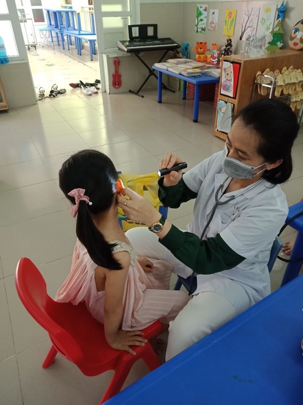 Trường MN Bắc Cầu phối hợp với Trạm Y tế phường Ngọc Thụy tổ chức khám sức định kỳ hco trẻ năm học 2021 – 2022.
