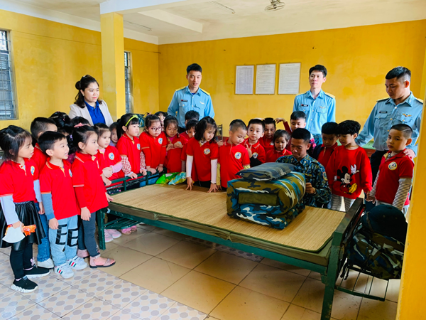 Trường Mầm non Chim Én tổ chức giao lưu với Lữ Đoàn 918 nhân kỉ niệm 90 năm ngày thành lập Đoàn thanh niên Cộng sản Hồ Chí Minh.