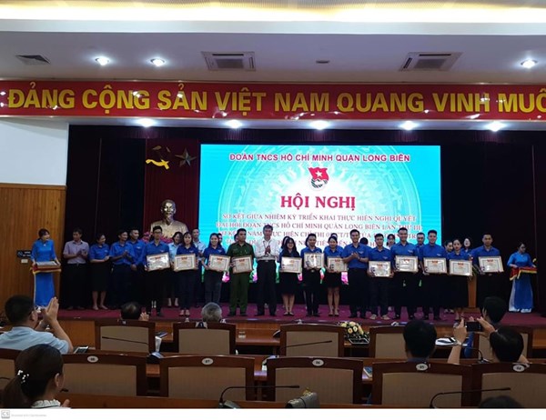 Chi đoàn trường mầm non Chim Én vinh dự nhận giấy khen các đơn vị có thành tích xuất sắc trong việc thực hiện Chỉ thị 05-CT/TW giai đoạn 2016 - 2020 về đẩy mạnh học tập và làm theo tư tưởng, đạo đức, phong cách Hồ Chí Minh