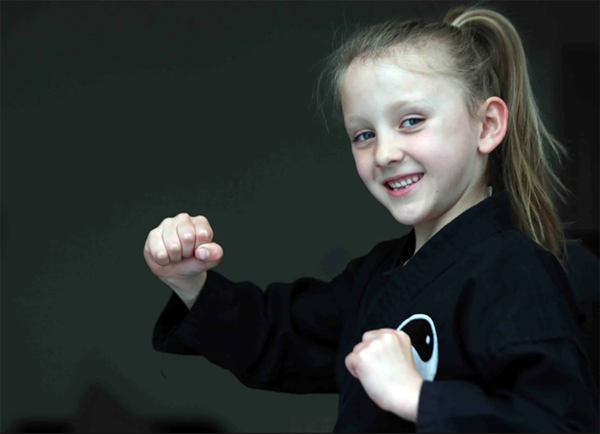 Cô bé 6 tuổi trở thành nữ võ sĩ karate đai đen trẻ nhất nước Anh