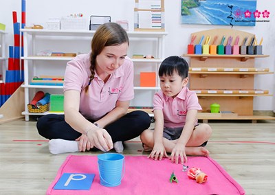 Vì sao phương pháp Montessori tối ưu cho sự phát triển của trẻ trong 6 năm đầu đời?