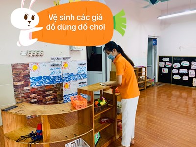 Sáng ngày 22/09/2021, trường Mầm Non Đô Thị Sài Đồng tổ chức dọn vệ sinh tuần 3/9 các khu vực lớp học, đồ chơi và đồ dùng cho bé.