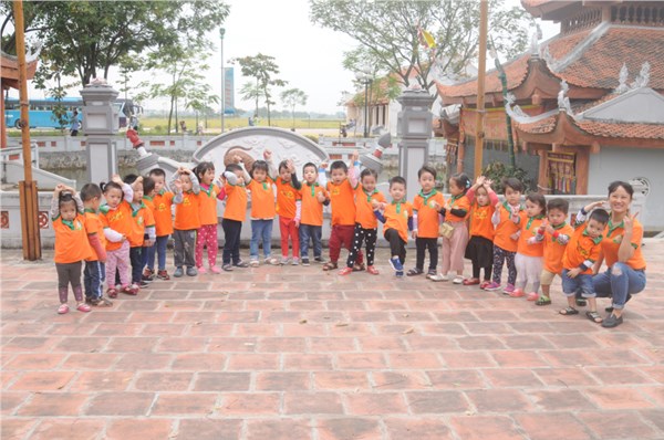 Các bé trường mầm non Đô thị Sài Đồng tới tham quan làng múa rối nước Đào Thục