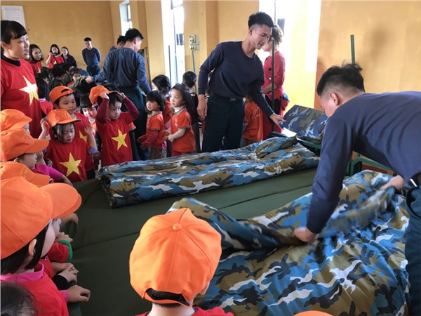 Các bé trường mầm non Đô thị Sài Đồng tham quan trang trại quân đội lữ đoàn 918