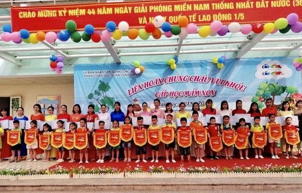 Các bé trường MN Đô Thị Sài Đồng tham gia “Liên hoan chúng cháu vui khỏe cấp Quận” năm học 2017-2018 với tinh thần hào hứng, sôi nổi, quyết tâm giành chiến thắng.
