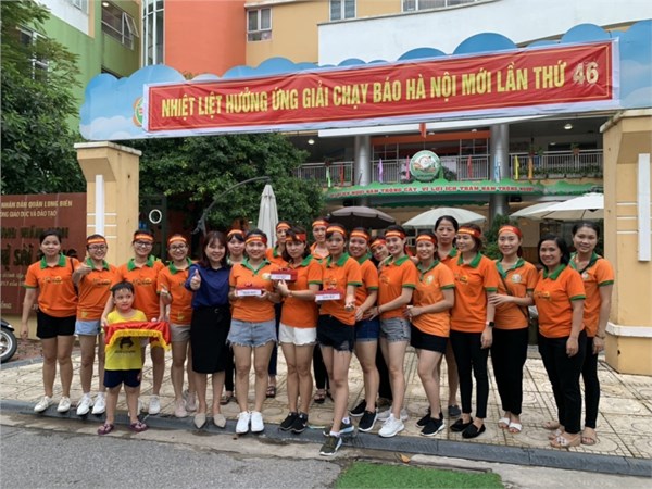 Tập thể cán bộ, giáo viên nhân viên nhà trường tham gia giải chạy báo Hà Nội mới lần thứ 46