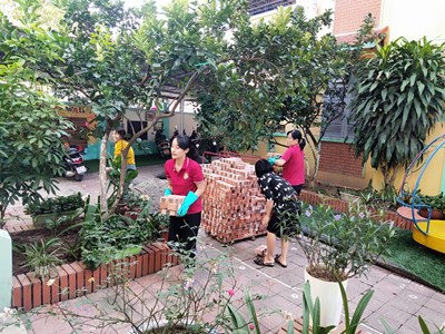 Buổi lao động nhằm tạo môi trường xanh- sạch đẹp cho trẻ của các đồng chí cán bộ, giáo viên trường mầm non Giang Biên
