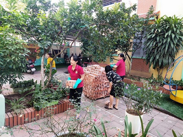 Buổi lao động nhằm tạo môi trường xanh- sạch đẹp cho trẻ của các đồng chí cán bộ, giáo viên trường mầm non Giang Biên