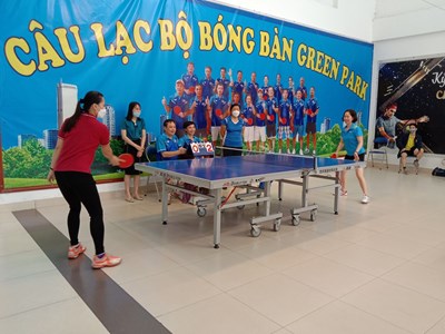 Tham gia thi đấu giải bóng bàn đơn nữ do Phường Giang Biên tổ chức