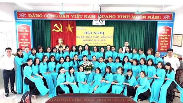 Tập thể CBGVNV Trường mầm non Giang Biên - Hưởng ứng Tuần lễ áo dài