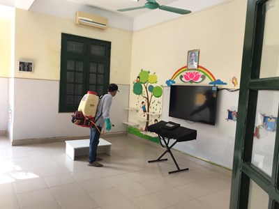 Trường Mầm non Giang Biên tổ chức phun thuốc muỗi năm học 2021- 2022