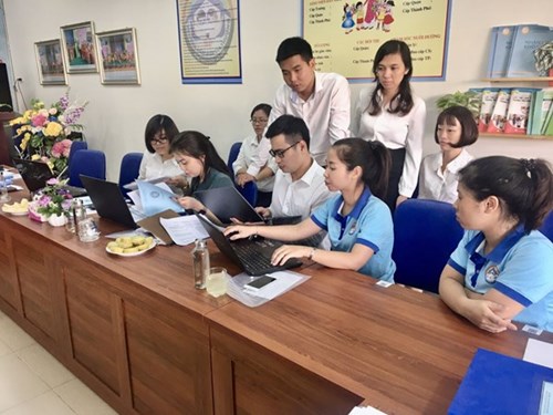Gia Thuong Kindergarten welcomes the delegation of the People s Committee of Long Bien District to inspect the implementation of the electronic school model in the academic year 2019-2020