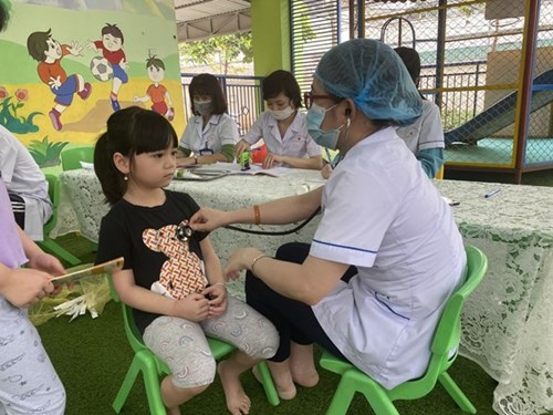 Gia Thuong Kindergarten organizes the 2nd periodical health check for children,  school year 2020-2021