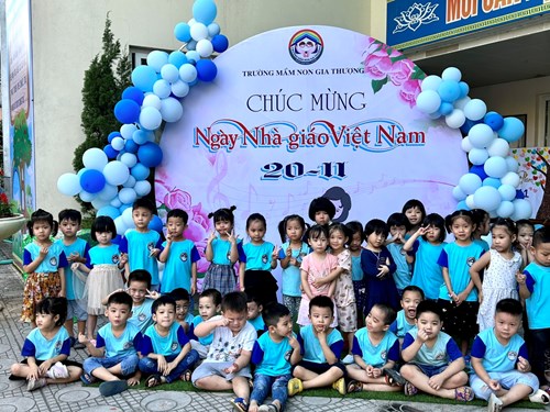 Các bé lớp MGN B4 thích thú trong ngày nhà giáo Việt Nam 20/11.