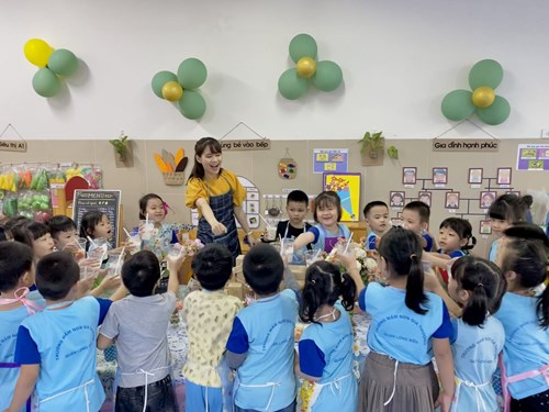 Giờ học thi giáo viên giỏi cấp trường của cô giáo Đặng Quỳnh Anh lớp A1: Kỹ năng thực hành cuộc sống:  Dạy trẻ làm sữa chua hoa quả 