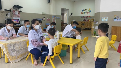 Gia Thuong Kindergarten organizes periodic health checks and measurements for children, school year 2021-2022