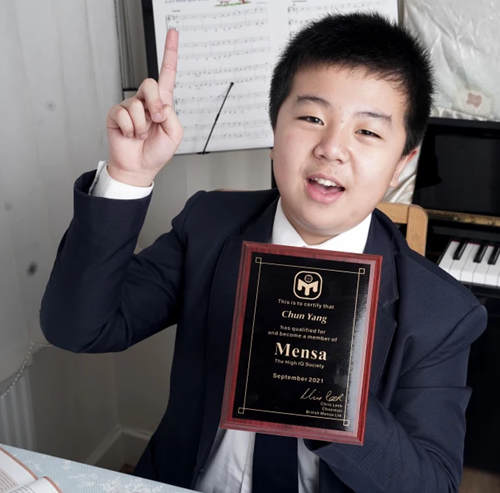 Cậu bé 12 tuổi tên Daniel Yang sở hữu IQ 162, cao hơn cả nhà Vật lý thiên tài Albert Einstein đã khiến cả thế giới phải trầm trồ.