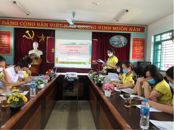 Chi bộ trường mầm non Hoa Mai tổ chức buổi sinh hoạt chính trị theo tinh thần Nghị quyết Trung ương 4 khóa XIII với chủ đề “tự soi, tự sửa”
