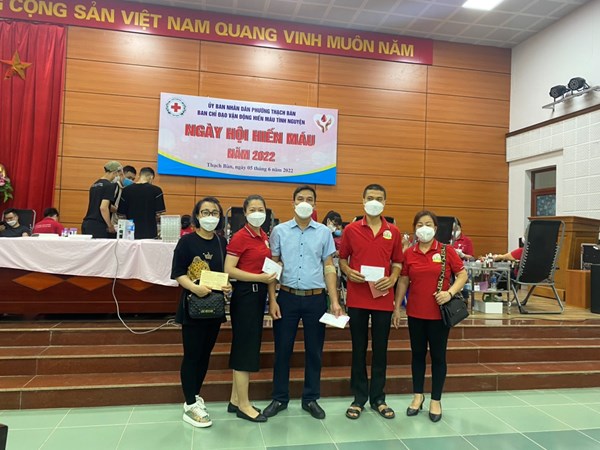 Trường MN Hoa Mai tham gia hiến máu nhân đạo tại UBND phường Thạch Bàn