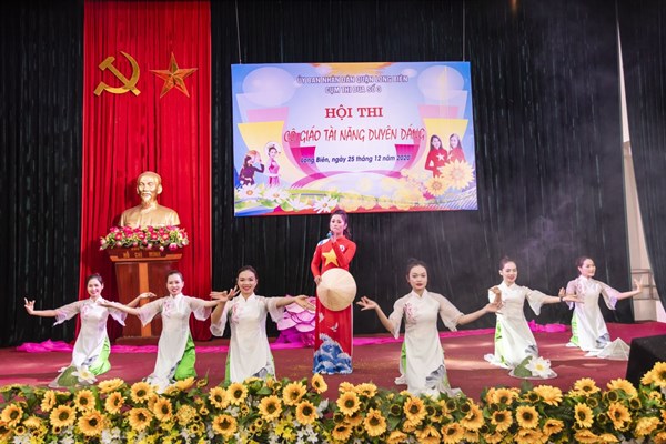 Cô giáo Hà Thị Minh Thu đạt giải Nhì Hội thi Cô giáo tài năng duyên dáng cấp Cụm 