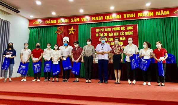 UBND phường Đức Giang tặng quà hỗ trợ cho giáo viên, nhân viên trường MN Hoa Sen bị ảnh hưởng bởi dịch Covid-19
