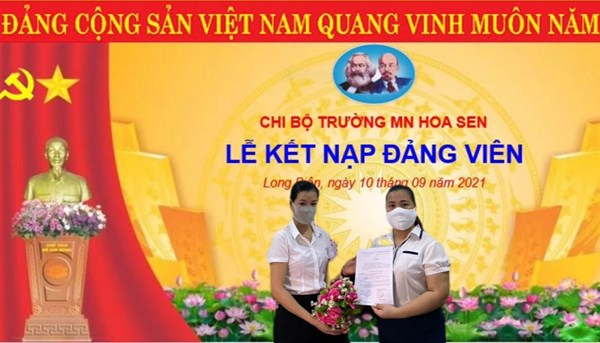 Chi bộ trường Mầm non Hoa Sen tổ chức Lễ kết nạp Đảng cho quần chúng Nguyễn Thị Lan Anh