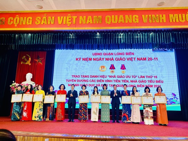 Trường Mầm non Hoa Sen vinh dự đón nhận Bằng khen của UBND Thành phố Hà Nội và Bằng khen của Bộ GD&ĐT