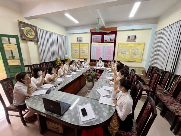 Chi bộ trường Mầm non Hoa Sen tổ chức họp kiểm điểm, đánh giá đảng viên cuối năm 2021