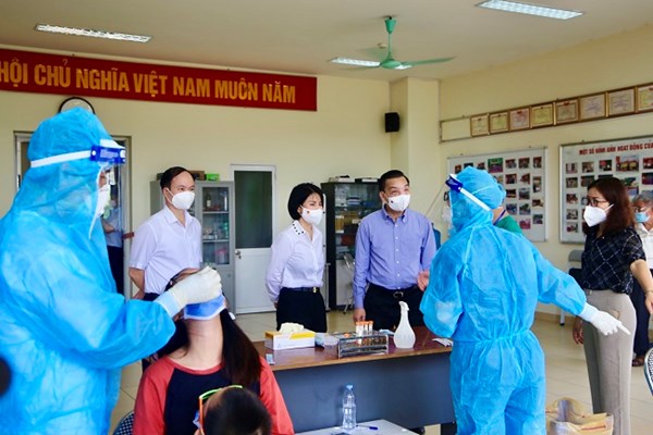 Bộ trưởng Bộ Y tế kiểm tra công tác xét nghiệm, tiêm vắc xin trên địa bàn phường Đức Giang