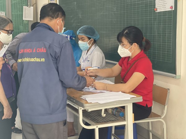 Đội quân áo đỏ của trường Mầm non Hoa Sen tham gia hỗ trợ công tác tiêm Vắc xin phòng Covid-19