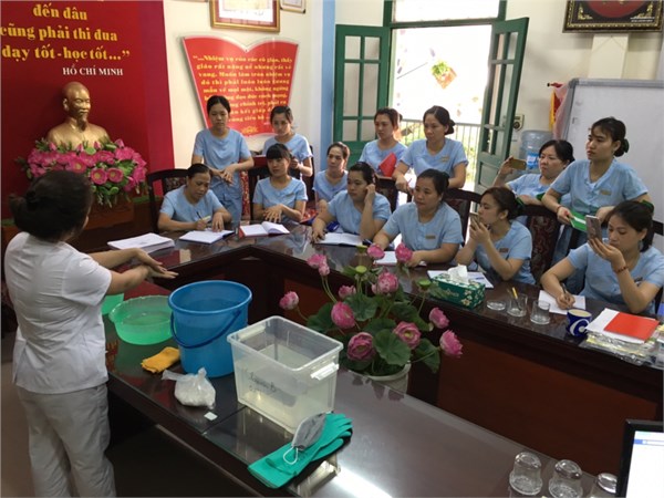 Tổ chức tập huấn các biện pháp vệ sinh khử khuẩn, phòng chống dịch bệnh cho GVNV