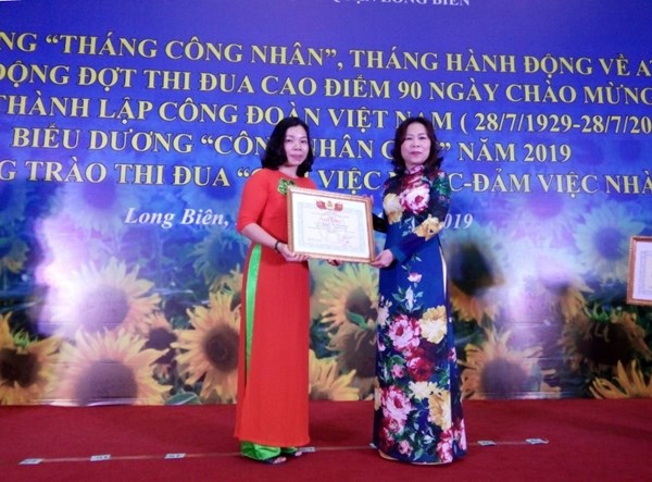Cô nuôi Nguyễn Thị Bích Hạnh được Liên đoàn Lao động quận Long Biên khen tặng Giỏi việc nước - Đảm việc nhà