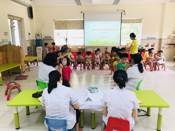 Trường mầm non Hoa Sữa phối hợp với Trạm Y tế phường Sài Đồng tổ chức khám sức khỏe định kỳ cho học sinh đợt II năm học 2019-2020
