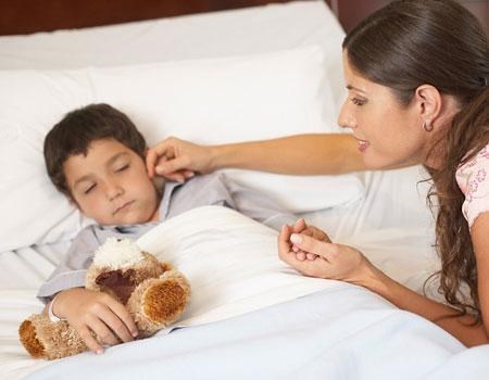 Hướng dẫn mẹ cách chăm sóc và điều trị trẻ bị sốt cao tại nhà để bé không bị co giật