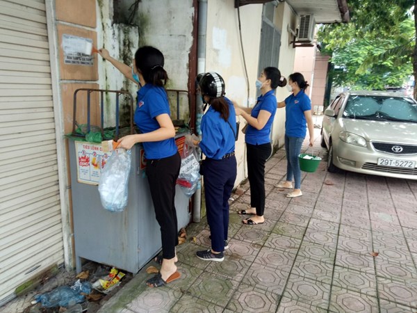 Chi Đoàn trường Mầm non Hoa Sữa tích cực tham gia hoạt động bóc xóa biển quảng cáo rao vặt