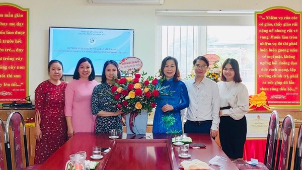 Công đoàn Trường Mầm non Hoa Sữa vinh dự nhận bằng khen của Tổng Liên đoàn Lao động Việt Nam
