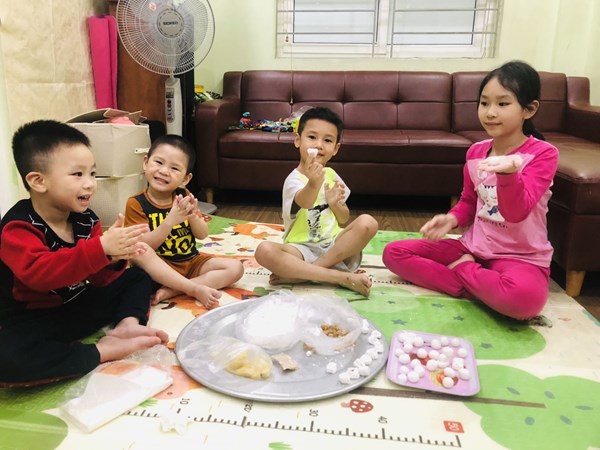 Các bé lớp mẫu giáo Lớn A1 với hoạt động trải nghiệm nặn bánh trôi, bánh chay tại nhà trong ngày Tết hàn thực 3/3 âm lịch 
