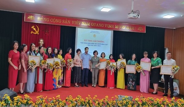 Cô giáo Nguyễn Thị Huyền - Giáo viên trường Mầm non Hoa Sữa đạt giải Ba giải thưởng  Nhà giáo Long Biên tâm huyết sáng tạo lần thứ 6 năm học 2021-2022