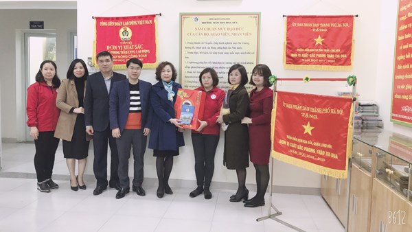 Phòng Giáo dục&Đào tạo, liên đoàn lao động Quận Long Biên trao quà cho cô giáo Trần Thị Bích Lan nhân dịp Tết nguyên đán Canh Tý 2020