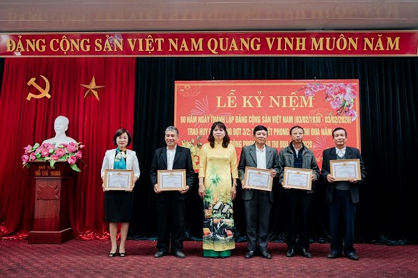 Chi bộ trường mầm non Hoa Sữa được Đảng bộ Phường Sài Đồng trao giấy khen hoàn thanh xuất sắc nhiệm vụ 