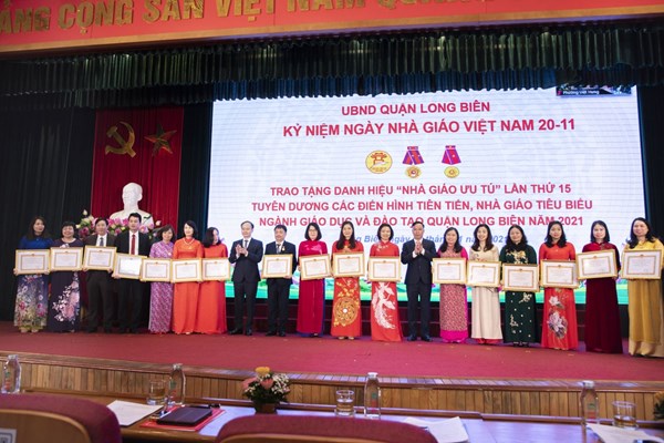 Trường MN Hoa Thủy Tiên vinh dự được UBND Thành phố Hà Nội tặng Danh hiệu Tập thể lao động xuất sắc