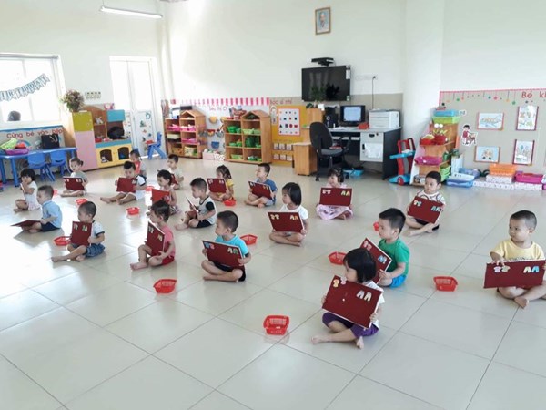 Lớp mẫu giáo bé C1 với giờ học cho trẻ làm quen với toán: Dạy trẻ ghép đôi