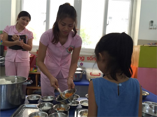 Trường MN Hoa Thủy Tiên tổ chức kiến tập giờ ăn tại lớp Lớn A1 cho toàn thể giáo viên trong trường.