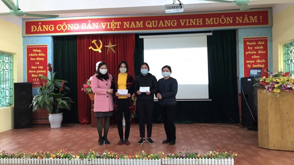           Trường mầm non Long Biên tặng quà cho giáo viên, nhân viên gặp nhiều khó khăn trong cuộc sống nhân dịp Tết Nhâm Dần năm 2022.