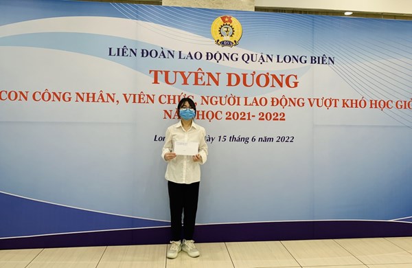 Liên đoàn lao động quận Long Biên tuyên dương khen thưởng con công nhân viên chức lao động vượt khó học giỏi.